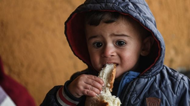 طفل سوري لاجئ عالق على الحدود بين تركيا واليونان