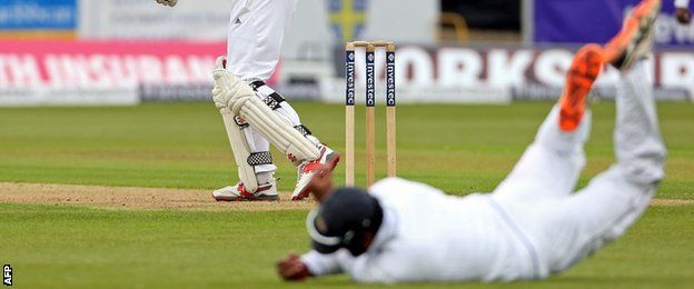 Dimuth Karunaratne takes a catch to dismiss Alastair Cook