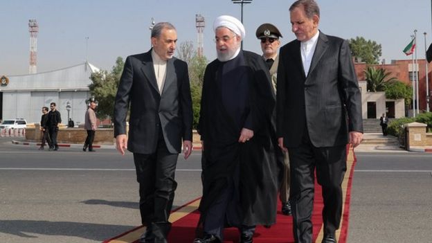 علی‌اکبر ولایتی، مشاورارشد رهبر ایران در امور خارجی حسن روحانی را برای سفر به نیویورک بدرقه می‌کند