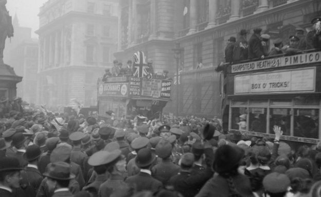 Celebraciones por el Día del Armisticio en Londres en 1918.