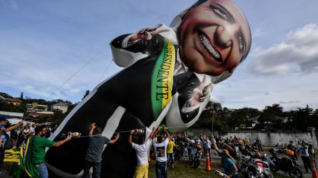Muñeco inflable de Jair Bolsonaro
