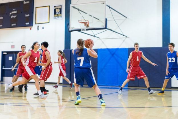 Jóvenes juegan baloncesto