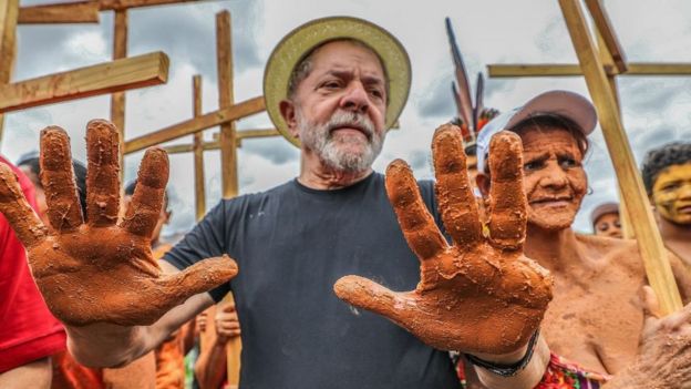 O ex-presidente Lula durante um ato em Mariana-MG