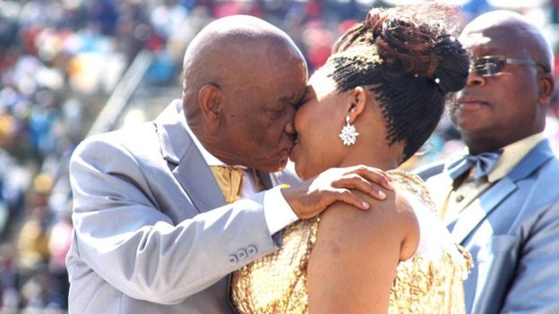 Thomas Thabane, y su actual esposa, Maesaiah Thabane,