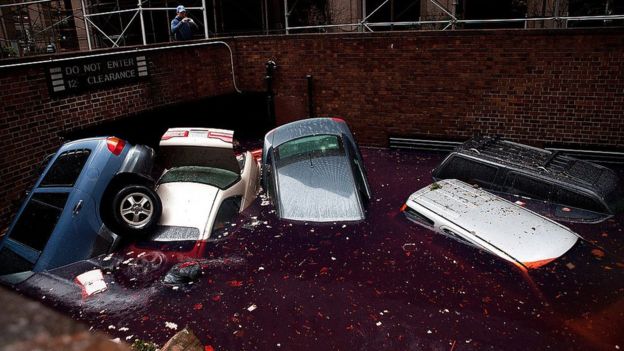 Autos flotando en un estacionamiento subterráneo.