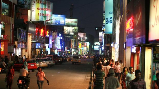 Bengaluru sekarang memiliki banyak taman TI dan merupakan rumah bagi hampir 40% industri TI di negara India