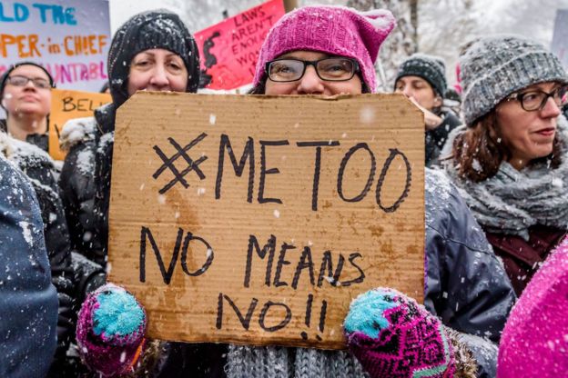 Phụ nữ Mỹ cổ động cho phong trào #MeToo trước cửa khách sạn Trump International Hotel