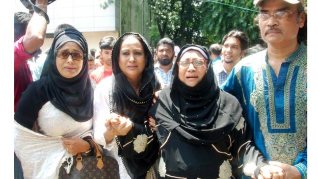 কান্নারত শিল্পীরা