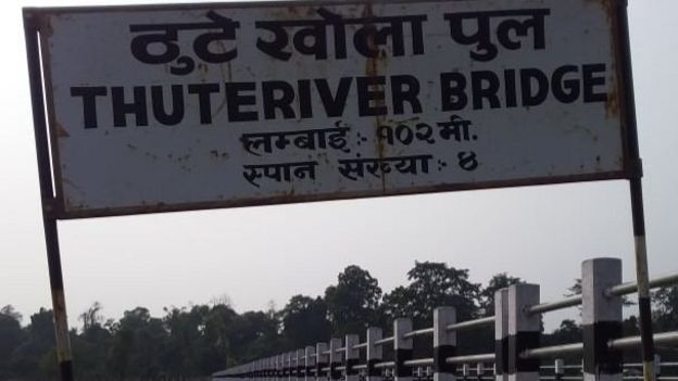 नेपाली र भारतीयबीचको विवादका कारण हालसम्म सञ्चालनमा आउन नसकेको ठोरीस्थित ठुटे खोला पुल