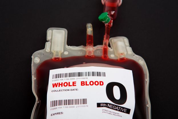 Взятая у донора кровь первой группы с отрицательным резус-фактором.
