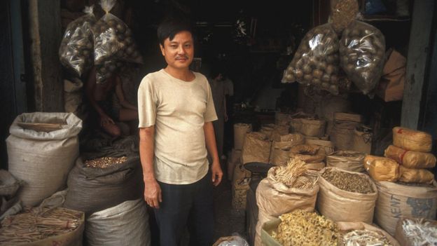 Một cửa tiệm bán thuốc đông y trong Chợ Lớn