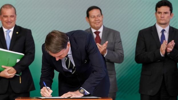 Bolsonaro assina decreto de armas em janeiro de 2019