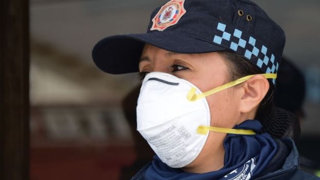 Mujer en Ecuador con mascarilla protectora.