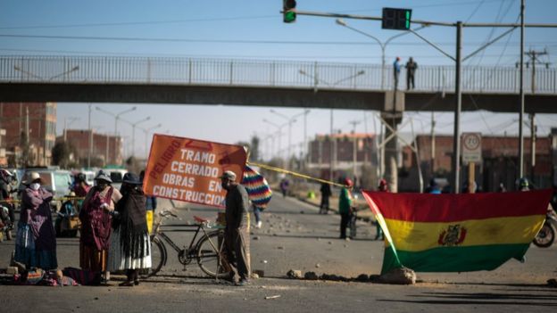 Proesta en El Alto, Bolivia contra la postergación de las elecciones presidenciales.