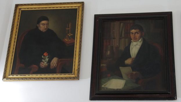 Retratos de José Celestino Mutis y Francisco José de Caldas, exhibidos en el Observatorio Nacional.
