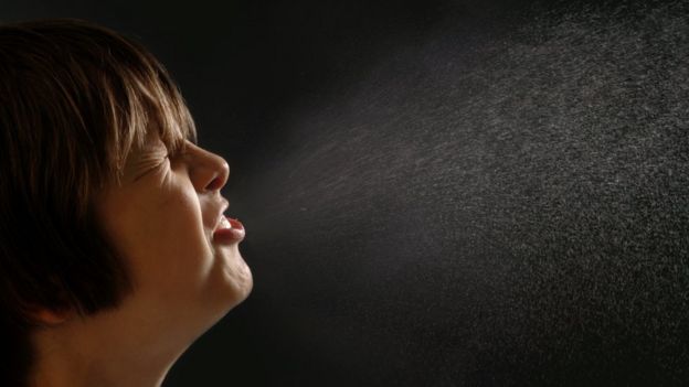 Mujer estornudando