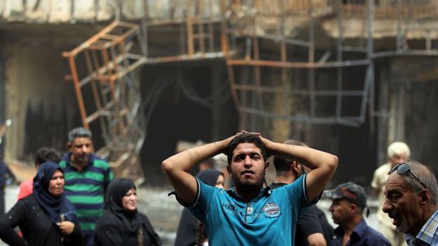 Un hombre se lamenta en el lugar del atentado de Karrada, Bagdad
