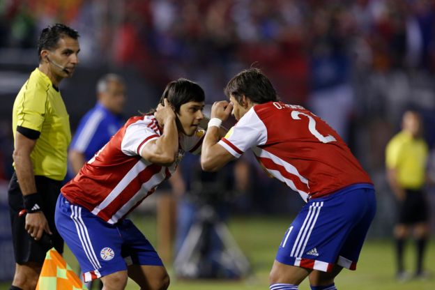 Paraguay festejando el primer gol.