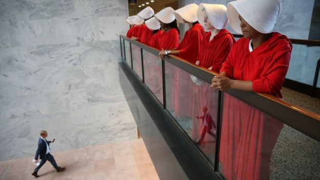 Mulheres protestam vestidas de aia na Suprema Corte dos EUA