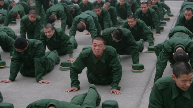 Des recrues de l'armée chinoise à l'entraînement