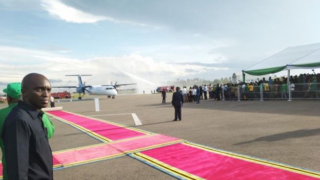 Ndege ya tatu aina ya Bombardier Q400 ilipowasili uwanja wa ndege wa Mwalimu Julius Nyerere