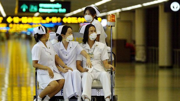 Enfermeras en un carrito de aeropuerto