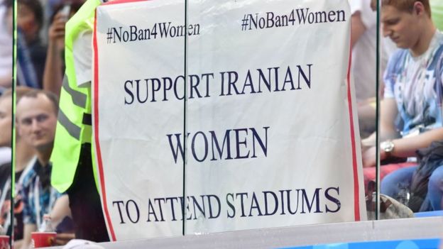 Pancarta en apoyo a las mujeres en Irán.