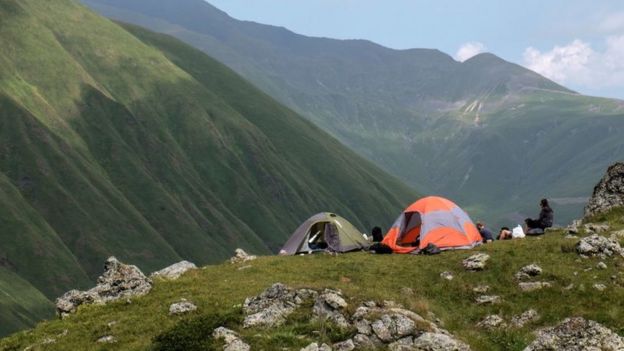 Personas acampando al aire libre.