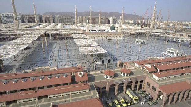 Nabi Muhammad menjadi imam pertama di Masjid Nabawi.