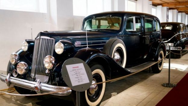 Un auto Packard en exhibición
