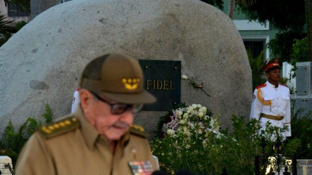 Raúl Castro junto a la tumba de su hermano Fidel.