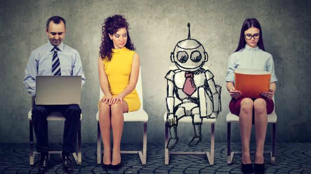 Robot entre quienes esperan a dar una entrevista laboral