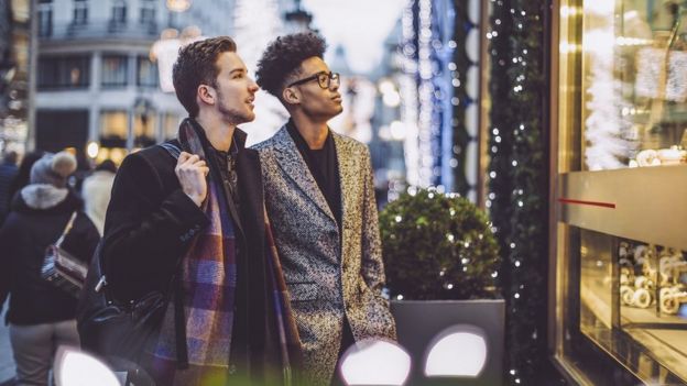 Deux hommes devant la vitrine d'un magasin
