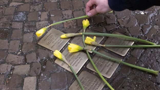 Placas memoriais para vítimas do Holocausto