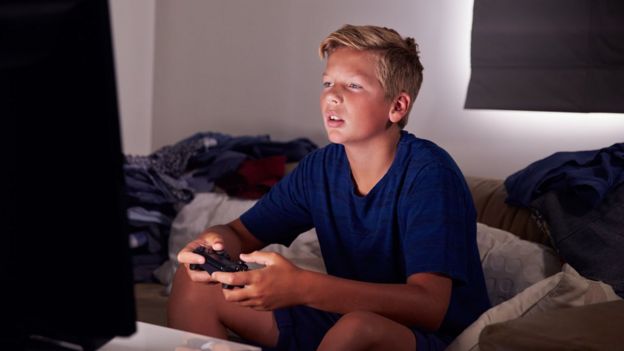 Niño adicto a los videojuegos.