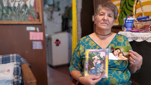 Margarita muestra fotos de su hija con sus nietos.