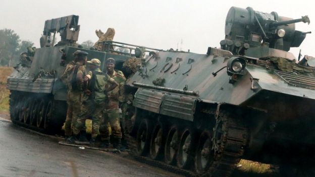 Wanajeshi wakiwa na magari ya kivita viungani mwa Harare, Zimbabwe jana Novemba 14,2017