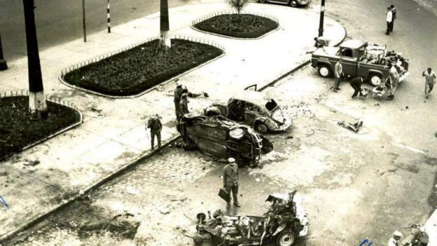 Carro destruído por bomba em frente ao DOPS em 1968