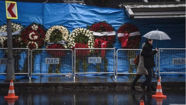 Coronas de flores afuera del club Reina de Estambul eran extranjeros.