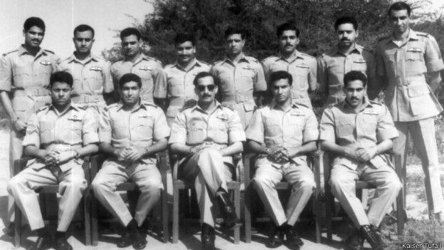 அமர்ந்திருப்பவர்களில் மத்தியில் இருப்பவர் பாகிஸ்தான் விமானப்படையின் ஸ்காவண்ட்ரன் தலைவர் ரஃபீகி