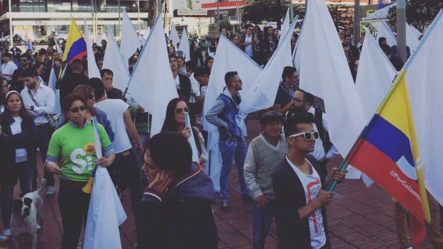 Banderas blancas y de Colmbia.