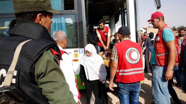 Syrian Red Crescent personnel evacuate civilians from the Damascus suburb of Darayya (27 August 2016)