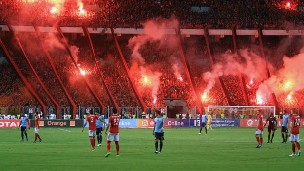 جماهير النادي الأهلى تشعل الألعاب النارية في سماء ملعب برج العرب