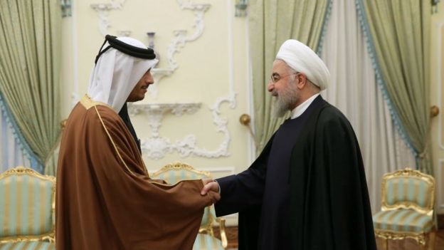 Rohani con el ministro de Relaciones Exteriores qatarí.