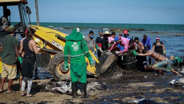 Voluntarios limpian una playa