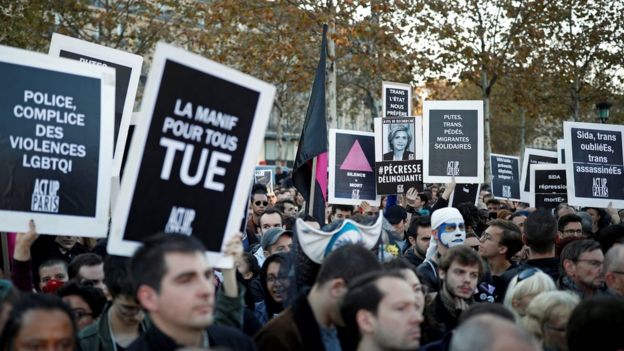 Marcha pró-LGBT na Place de la Republique em Paris, outubro de 2018