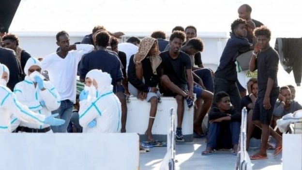 குடியேறிகளுக்கு எதிராக