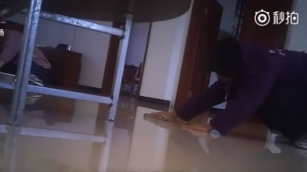 Otra de las enseñanzas es limpiar el piso con las manos.