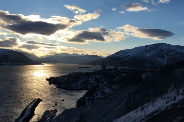 Tysfjord, con Kopsvjik en la derecha.