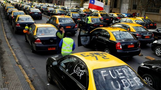 Taxistas chilenos protestan contra Uber